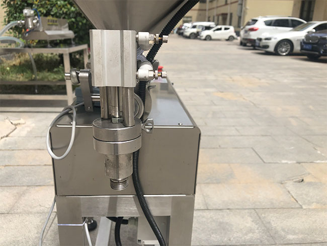 星火半自動膏體灌裝機設(shè)備細節(jié)展示